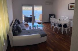 Čiovo, kuća sa 5 apartmana na 50 metara od mora, Trogir, House