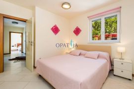 Opatija, kuća u neposrednoj blizini mora, 4 stana, okućnica, parking, Opatija, Σπίτι