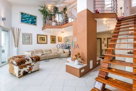 Opatija, kuća u neposrednoj blizini mora, 4 stana, okućnica, parking, Opatija, House