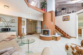 Opatija, kuća u neposrednoj blizini mora, 4 stana, okućnica, parking, Opatija, House