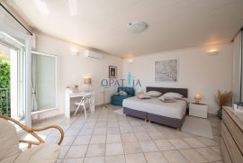 Opatija, kuća u neposrednoj blizini mora, 4 stana, okućnica, parking, Opatija, بيت