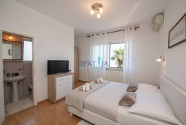 Opatija, kuća u neposrednoj blizini mora, 4 stana, okućnica, parking, Opatija, Casa