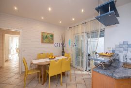 Opatija, kuća u neposrednoj blizini mora, 4 stana, okućnica, parking, Opatija, Famiglia