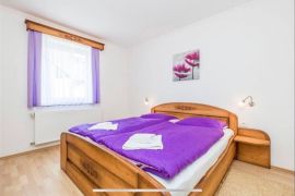 OGULIN - IMANJE SA TRI APARTMANA, BAZENOM I VELIKOM OKUĆNICOM, Ogulin, Casa