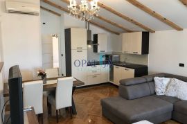 Opatija-centar stan visoko potkrovlje 65 m2, Opatija, Daire