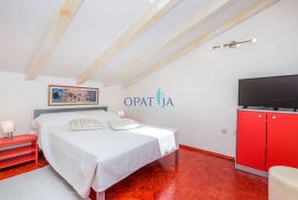 Opatija, dvoetažni stan s terasama i vrtom, parking, Opatija, Apartamento