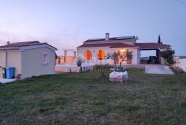 ISTRA, BRTONIGLA - Simpatična kamena prizemnica s bazenom, konobom i velikom okućnicom, Brtonigla, Haus