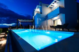 Predivna Villa s bazenom u Brodarici - Šibenik, 225 m2, s pogledom na more, Šibenik - Okolica, House