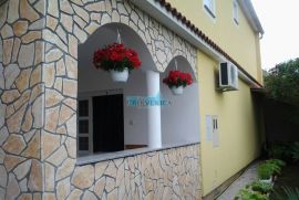 Krk, kuća sa 5 app, 200 metara od mora, Dobrinj, Haus