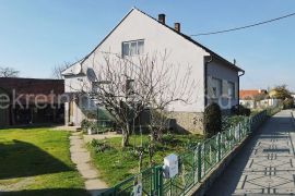 Obiteljska kuća s gospodarskim zgradama, Bjelovar - Okolica, Haus