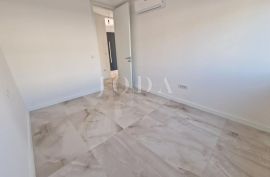 Moderan apartman s okućnicom, novogradnja, Krk, Wohnung