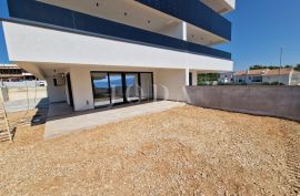 Moderan apartman s okućnicom, novogradnja, Krk, Διαμέρισμα