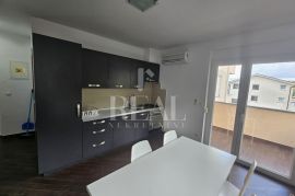 SAMO KOD NAS Kuća sa 7 apartmana ,2S+DB sa balkonom,55m2, Karlobag, Maison