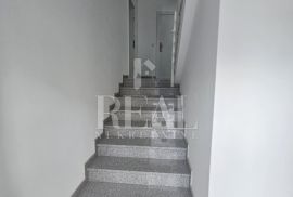 SAMO KOD NAS Kuća sa 7 apartmana ,2S+DB sa balkonom,55m2, Karlobag, Ev