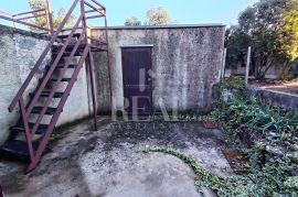 Peruški legalizirana kuća 80m2 sa garažom okućnica 517m2 !, Marčana, Kuća