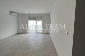 APARTMANI U STAMBENOJ ZGRADI S POGLEDOM NA CIJELI KANAL - POVLJANA, PAG, Povljana, Διαμέρισμα