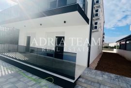 APARTMANI U STAMBENOJ ZGRADI S POGLEDOM NA CIJELI KANAL - POVLJANA, PAG, Povljana, Διαμέρισμα