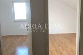 APARTMAN S 3 SPAVAĆE SOBE, 1. RED DO MORA, POVLJANA - PAG, Povljana, Διαμέρισμα