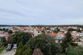 Kuća u Pješčanoj uvali s građevinskim zemljištem, Medulin, House