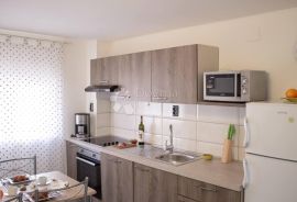 Apartman u srcu Pule s ugodnom terasom, Pula, Apartamento