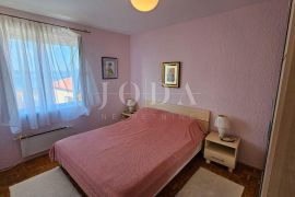 Dvojna kuća sa dva odvojena apartmana, Crikvenica, Casa