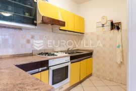 Split, Trstenik stan  u prizemlju  82m2 s vrtom i ostavom, Split, Daire