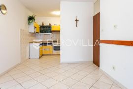 Split, Trstenik stan  u prizemlju  82m2 s vrtom i ostavom, Split, Kвартира