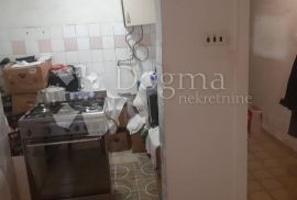 Kamena kuća u centru Kaštel Lukšića, Kaštela, House