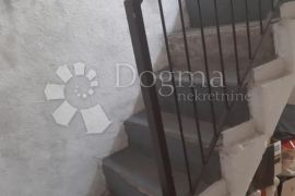 Kamena kuća u centru Kaštel Lukšića, Kaštela, House