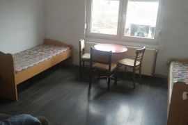 Izdaje se prostor za smestaj gradjevinskih radnika u Pancevu, Pančevo, Habitación