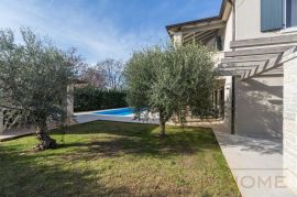 Prekrasna mediteranska vila s bazenom, natkrivenom vanjskom kuhinjom, nadstrešnicom za automobil na traženoj lokaciji ​, Poreč, House
