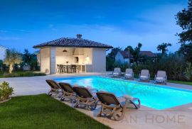 Prekrasna mediteranska vila s bazenom, natkrivenom vanjskom kuhinjom, nadstrešnicom za automobil na traženoj lokaciji ​, Poreč, House