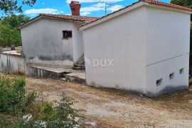 OTOK KRK, KRAS - samostojeća kuća s okućnicom na mirnoj lokaciji, Dobrinj, Famiglia