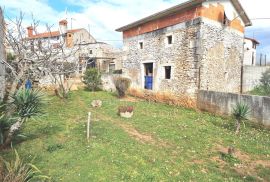 ISTRA, MARČANA Kamene kuće za renovaciju na selu s lijepim dvorištem, Marčana, House