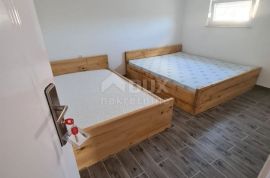 OTOK PAG - Etaža kuće s tri apartmana na 150 metara od mora, Pag, بيت