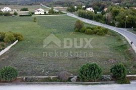 ISTRA, MOTOVUN - Građevinsko zemljište 1820m2 u blizini svih sadržaja, Motovun, Terreno