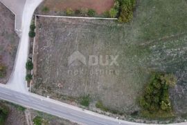 ISTRA, MOTOVUN - Građevinsko zemljište 1820m2 u blizini svih sadržaja, Motovun, Terra