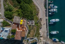 OTOK KRK, VRBNIK - Atraktivni kompleks kuća prvi red do mora, Vrbnik, Casa