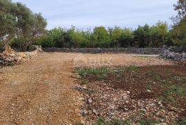 Otok Krk, Šilo -  Očišćeno, ravno poljoprivredno zemljište, buduće građevinsko, 600m do prekrasnih plaža, mora i supermarketa s pristupnim putem !, Dobrinj, Γη