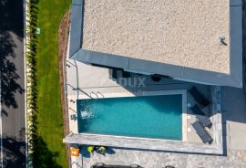 OPATIJA, MOŠĆENIČKA DRAGA - moderna dvojna vila s bazenom 500m od plaže, savršena investicija, Mošćenička Draga, Famiglia
