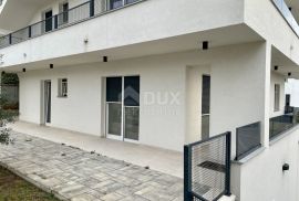 KOSTRENA - Moderna ekskluzivna novogradnja - stan u prizemlju s okućnicom 400m2, apartmanom 42m2 i garažom 100m2, Kostrena, Διαμέρισμα