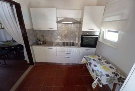 OTOK KRK, GRAD KRK (okolica) - Renovirana kuća s bazenom, Krk, House