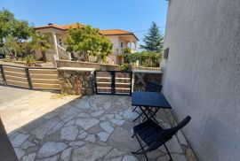 OTOK KRK, GRAD KRK (okolica) - Renovirana kuća s bazenom, Krk, House