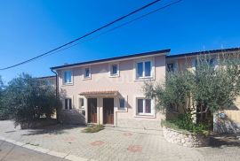 OTOK KRK, okolica Malinske - Kuća u nizu s dva apartmana, Malinska-Dubašnica, Casa