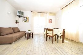 OTOK UGLJAN, KUKLJICA - Prekrasna apartmanska vila s bazenom, Kukljica, Σπίτι