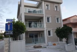 OTOK PAG, NOVALJA (CENTAR) - Samostojeća kuća s tri apartmana i bazenom, Novalja, Famiglia