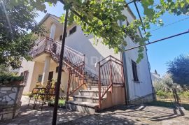 ISTRA, POREČ - Prostrana kuća za adaptaciju u mirnom djelu grada, Poreč, Maison