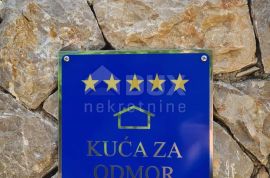Otok Krk, okolica Dobrinja - kamena vila s bazenom, Dobrinj, House