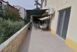 ISTRA, PULA - stan u prizemlju sa velikom terasom 120m2!, Pula, Διαμέρισμα