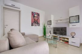 ISTRA, LIŽNJAN - Samostojeća kuća sa 3 prostrana apartmana i okućnicom!, Ližnjan, Maison